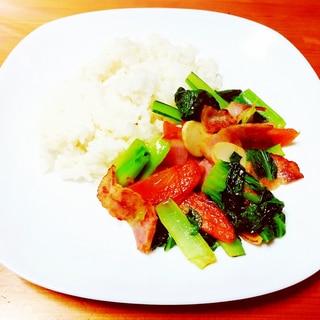 カレー風味♪小松菜とキノコとベーコンの炒め物